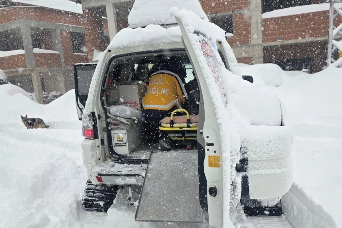 D&uuml;zce&rsquo;de kar paletli ambulansla hasta kurtarıldı