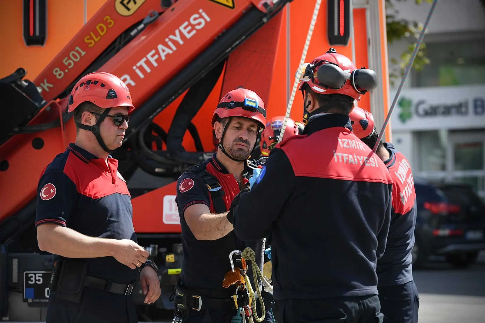 İzmir İtfaiyesi&rsquo;nden ger&ccedil;eği aratmayan tatbikat