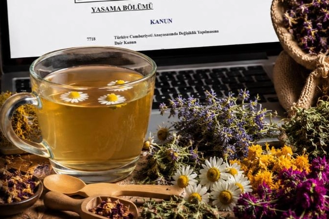 Tıbbi bitki &ccedil;aylarına sıkı d&uuml;zenleme... Sadece eczanelerde satılacak, ruhsat zorunlu oldu!