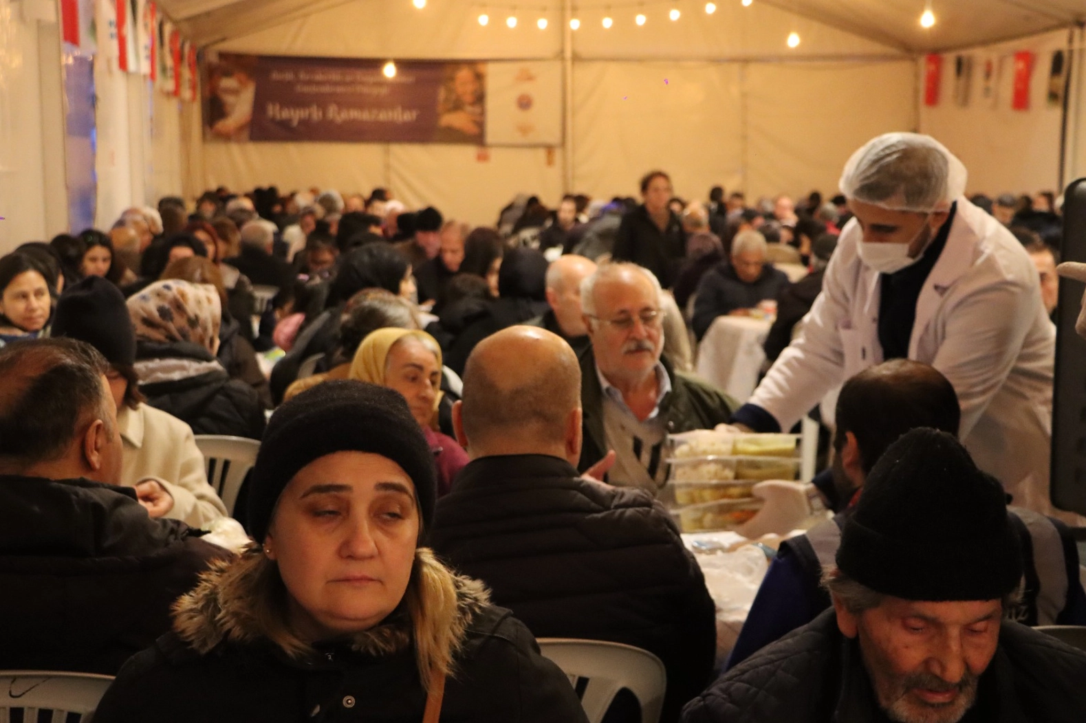 Dayanışma Sofrası Maltepe&rsquo;de b&uuml;y&uuml;yor