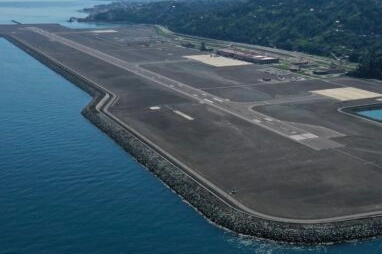 Deniz &uuml;zerine yeni havalimanı geliyor