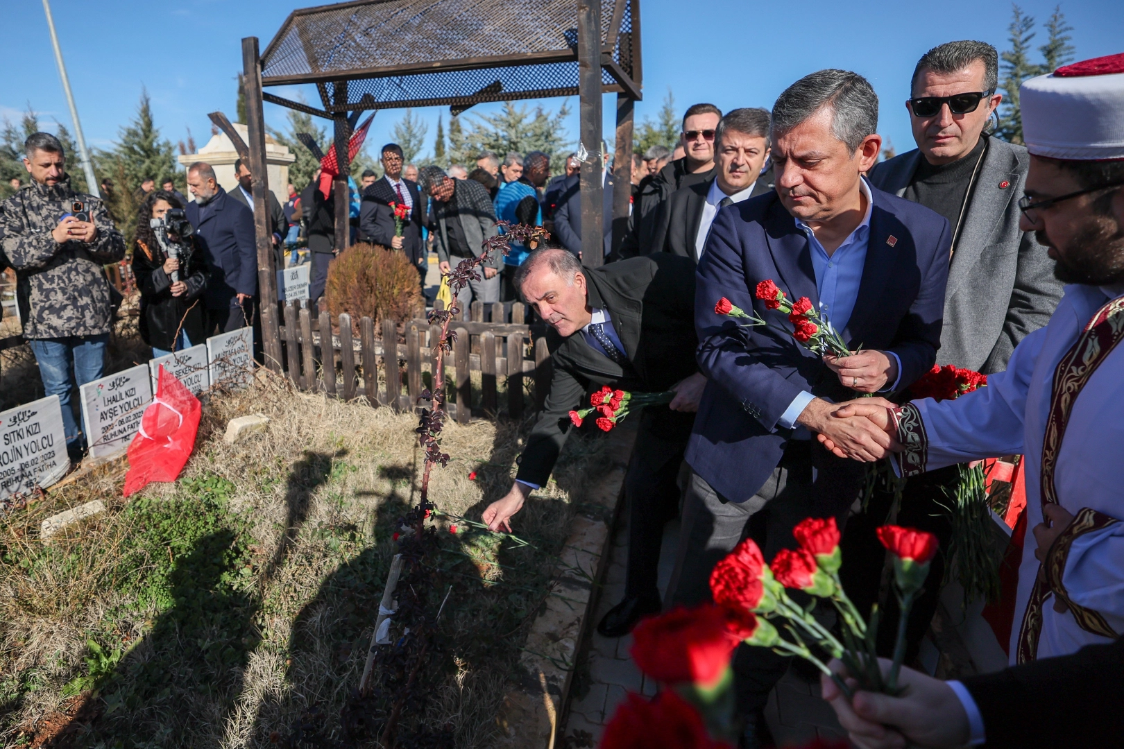 CHP Genel Başkanı &Ouml;zg&uuml;r &Ouml;zel Adıyaman'da... Deprem şehitliğini ziyaret etti