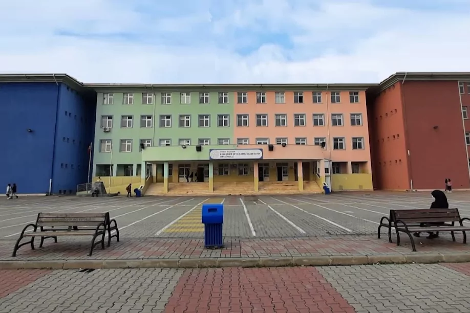 Başakşehir&rsquo;de okulda bı&ccedil;aklı saldırıda 8 &ouml;ğrenciden biri hayatını kaybetti
