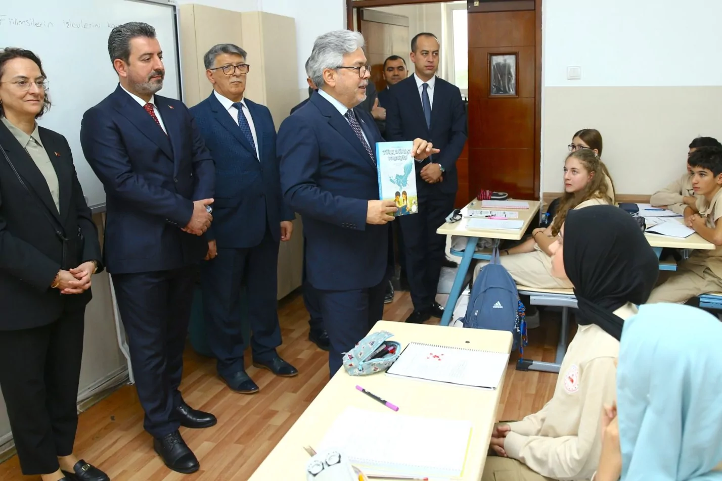 MEB'den iki eser Azerbaycan T&uuml;rk&ccedil;esi'ne &ccedil;evrildi