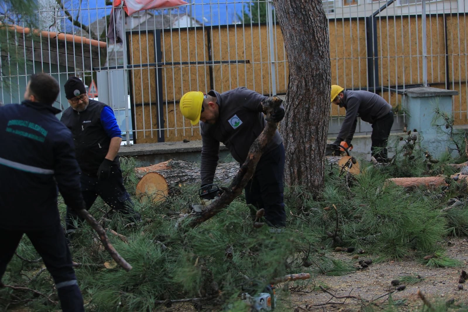 Bursa Osmangazi'de lodosa ve sağanağa hızlı m&uuml;dahale