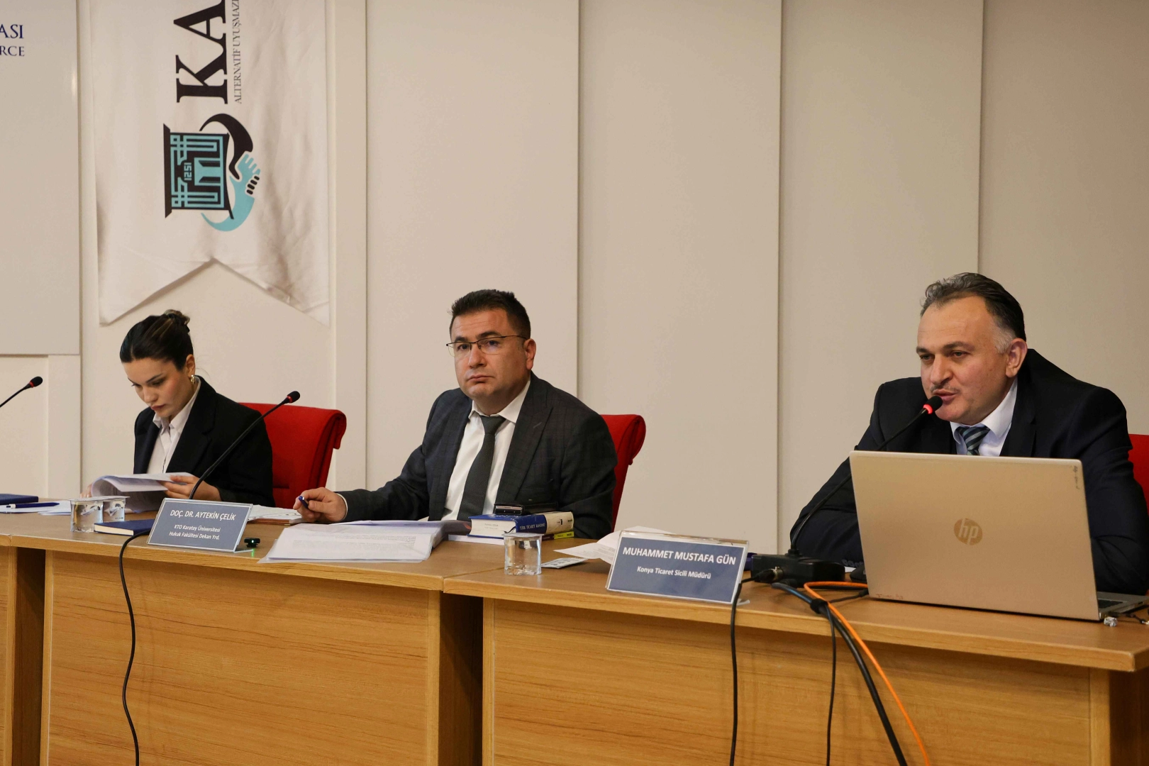 Konya'da fak&uuml;lteli &ouml;ğrencilere ticaret sicili uygulamalı anlatıldı