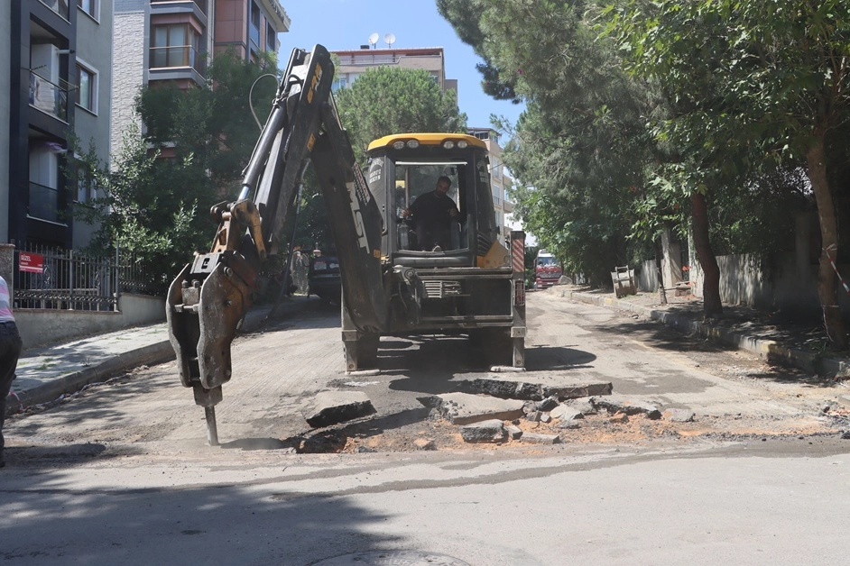 Maltepe&rsquo;de asfalt mesaisi Cevizli&rsquo;de s&uuml;r&uuml;yor