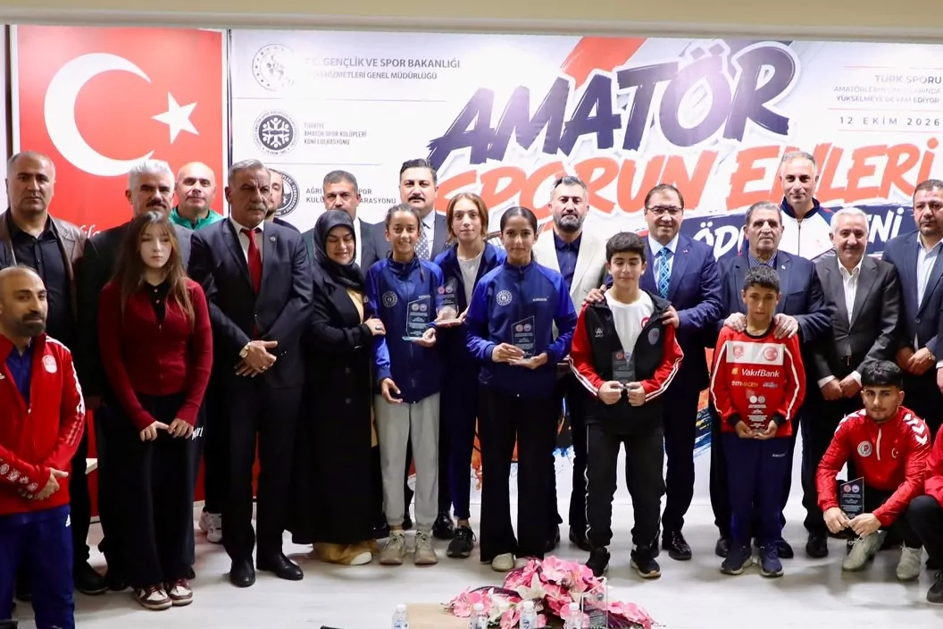 Ağrı&rsquo;da sporun enleri &ouml;d&uuml;l t&ouml;reni coşkuyla tamamlandı... ASKF&rsquo;den 13 isme &ouml;d&uuml;l