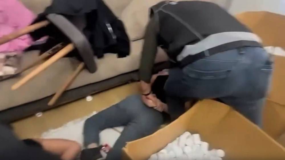 İstanbul ve İzmir&rsquo;de uyuşturucu operasyonu: 8 ş&uuml;pheli yakalandı 