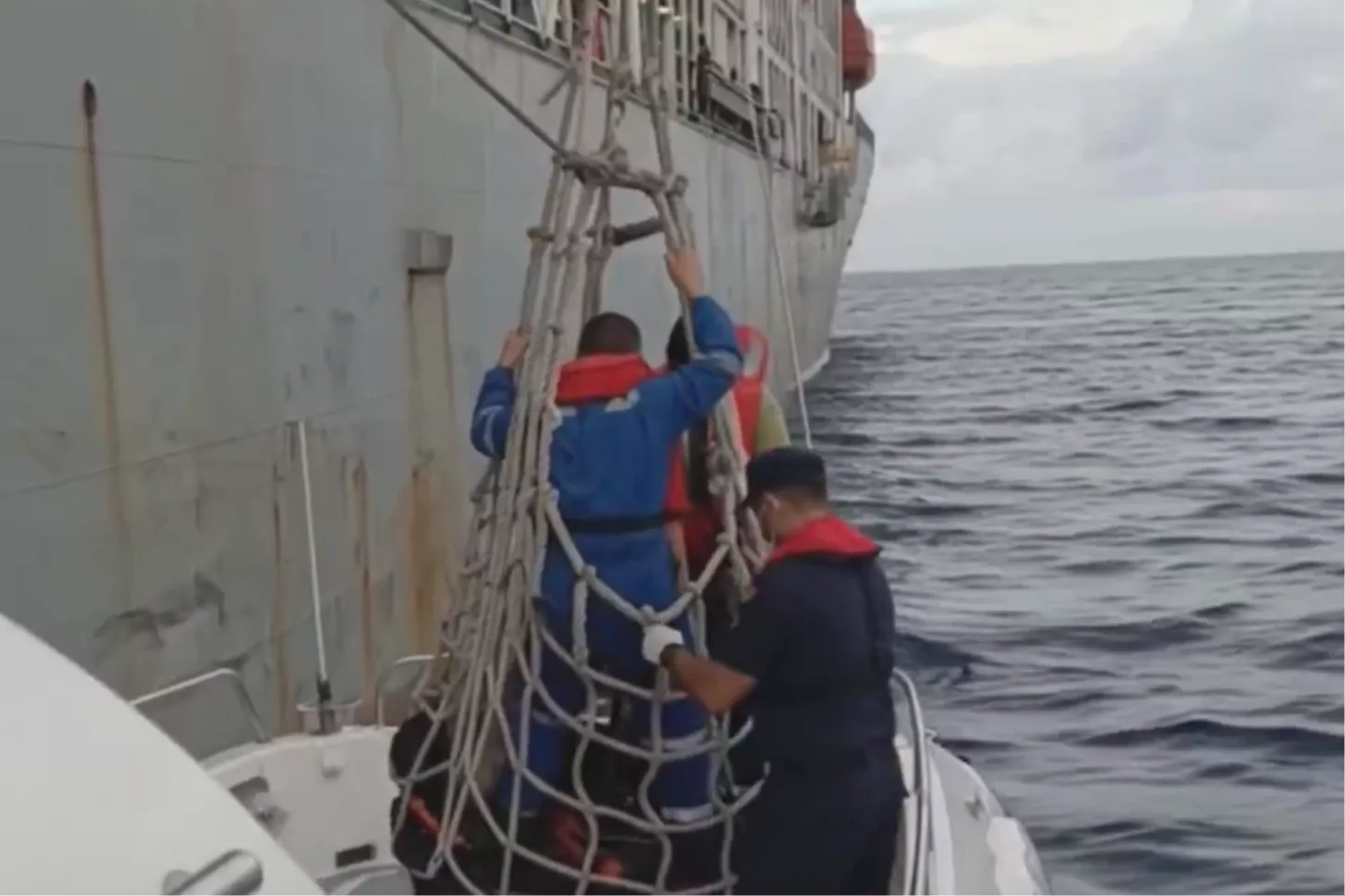 Kaş a&ccedil;ıklarında yaralanan gemi m&uuml;rettebatı Sahil G&uuml;venlik tarafından kurtarıldı