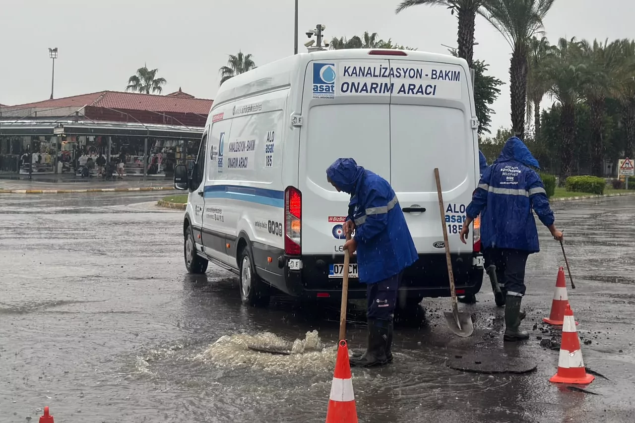 Antalya B&uuml;y&uuml;kşehir yağmur teyakkuzunda! 464 personel sahada