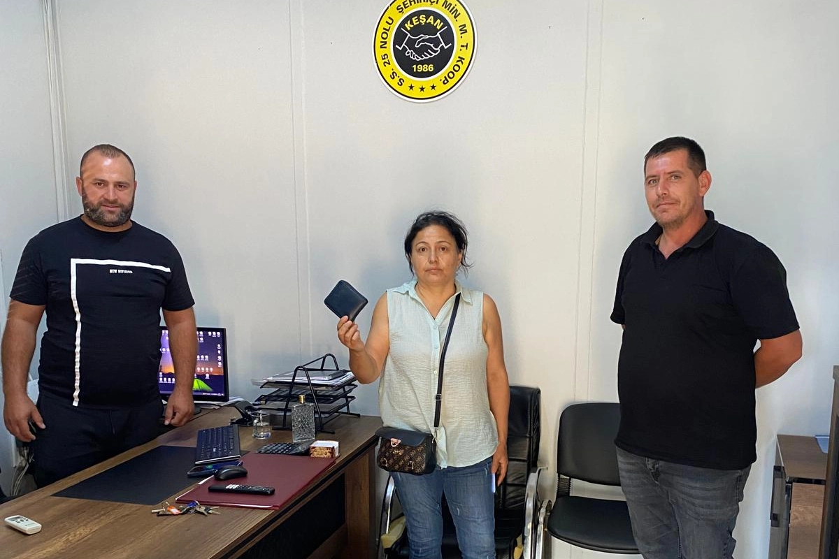 Keşan’da minibüs şoföründen örnek davranış... Unutulan cüzdanı sahibine teslim etti