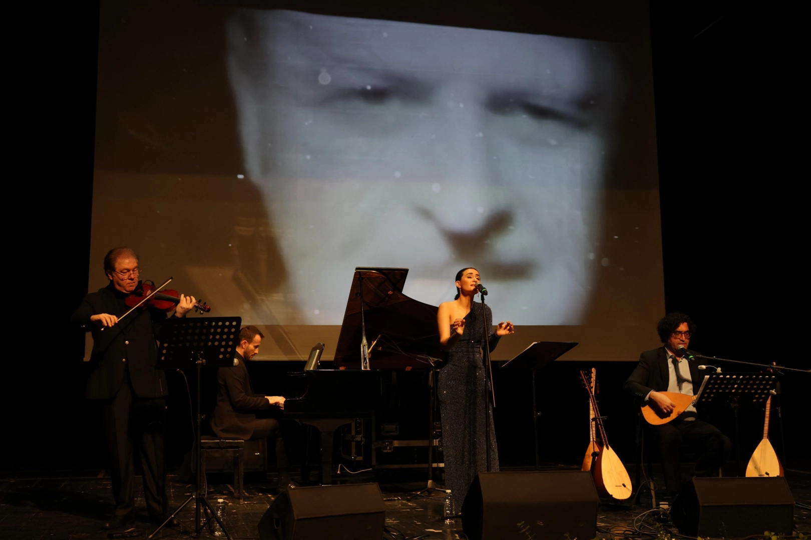 N&acirc;zım Hikmet 124. yaşında Bursa Nil&uuml;fer'de konserle anıldı