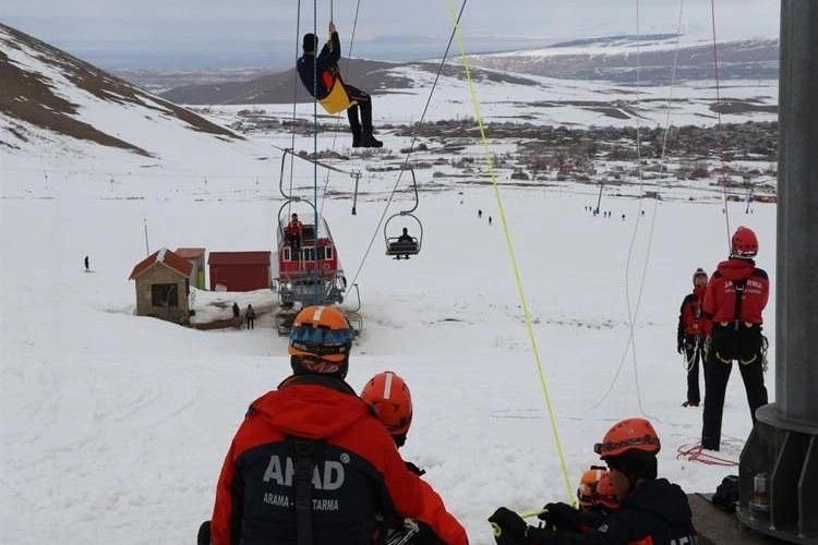 AFAD'dan Van&rsquo;da &ccedil;ığda tatbikat nefes kesti