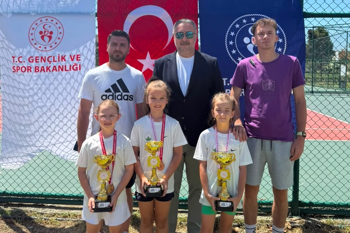 Bursa Osmangazi&rsquo;nin raketleri madalyaları topladı