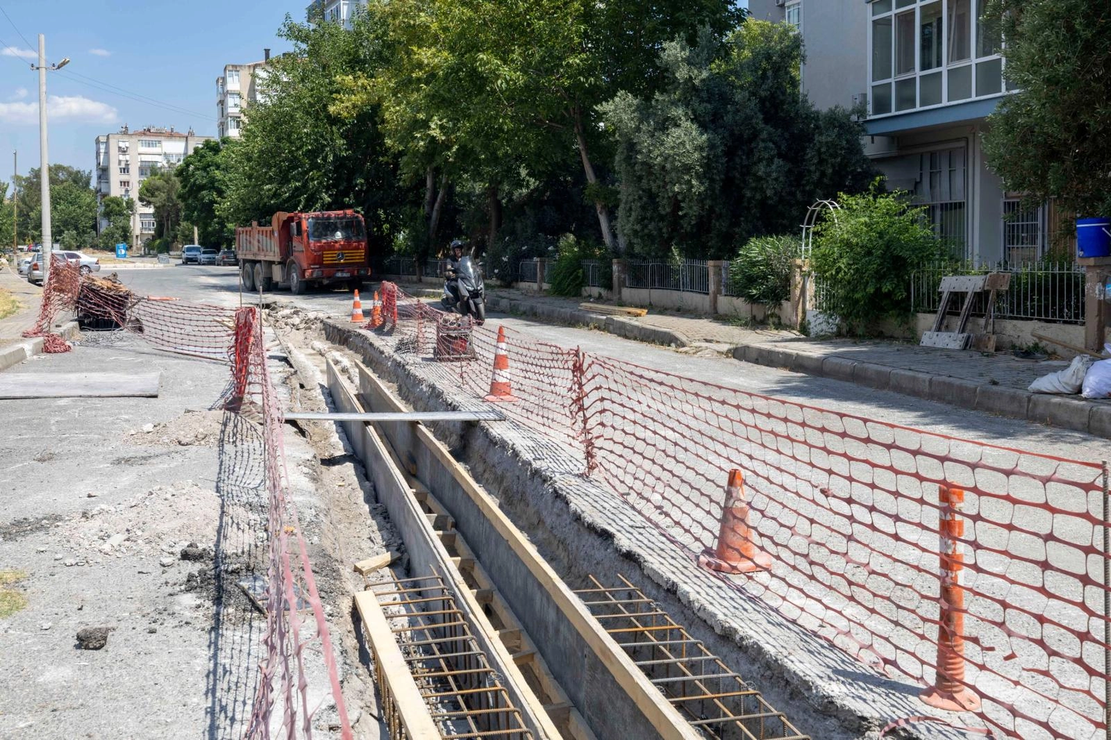 İzmir&rsquo;in kuzeyinde altyapı g&uuml;&ccedil;leniyor