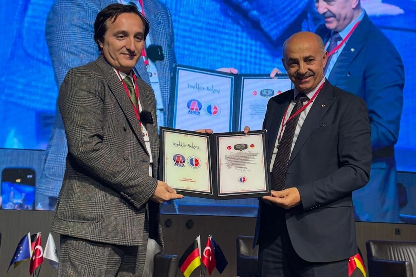 KGK Birleşik Krallık Temsilcisi Vatan &Ouml;z'e b&uuml;y&uuml;k onur&nbsp;