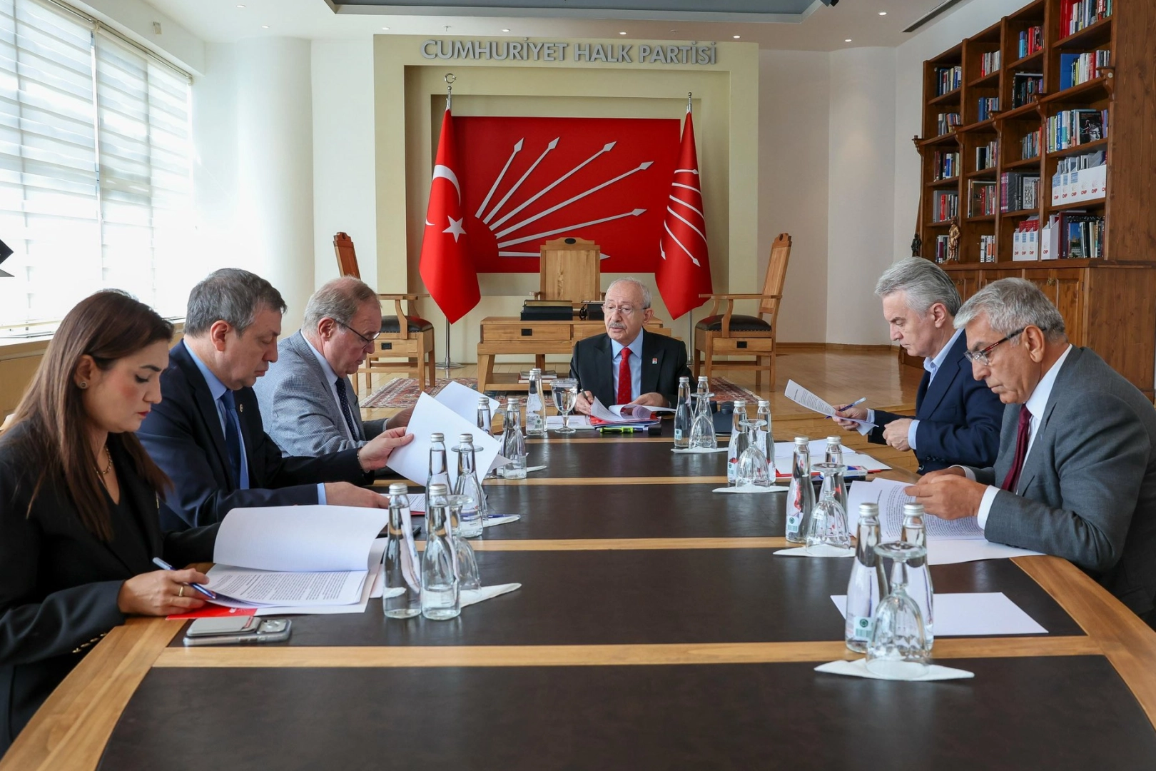 CHP Ekonomi Masası borsa g&uuml;ndemiyle acil toplandı