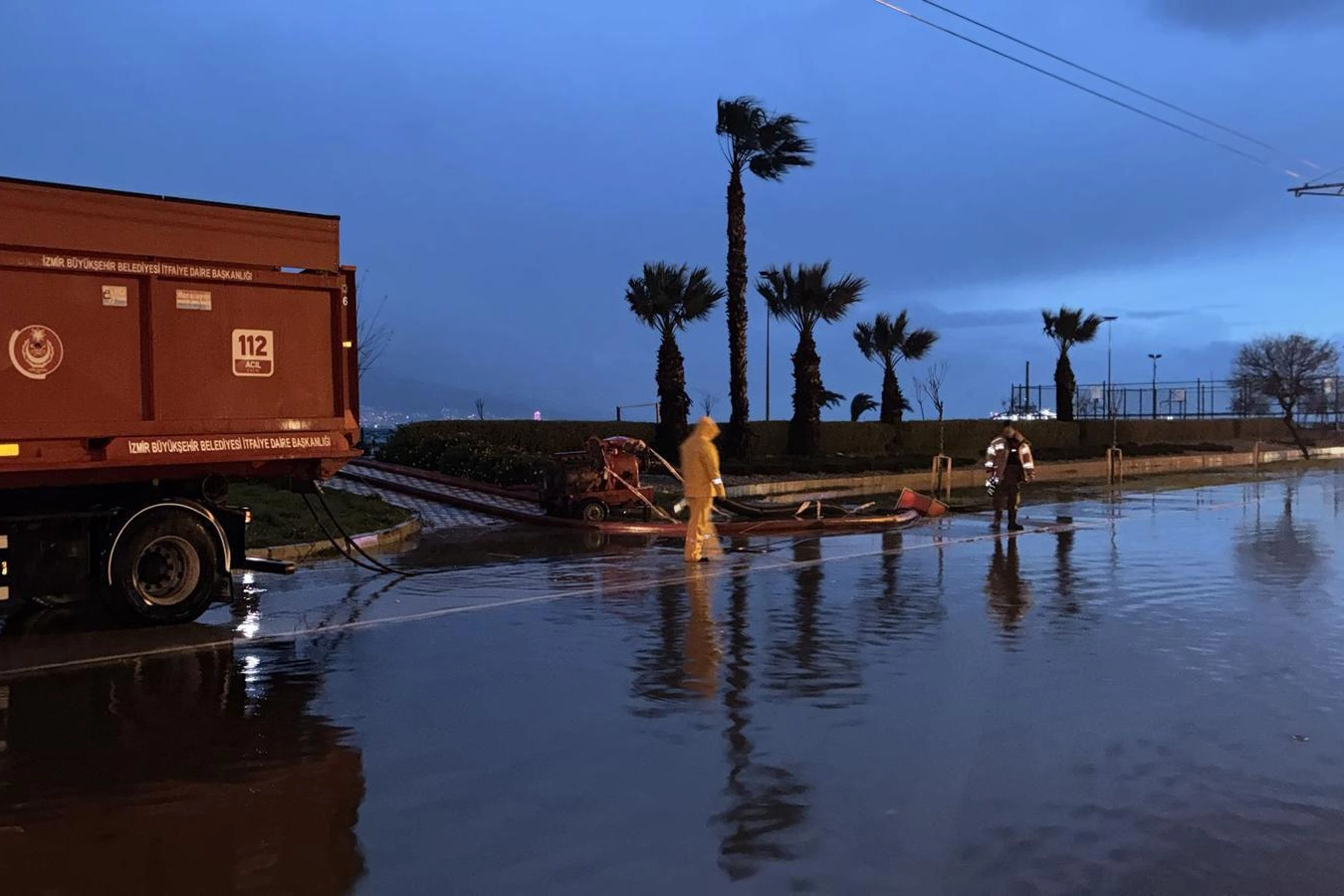 Lodos İzmir K&ouml;rfezi'ni y&uuml;kseltti