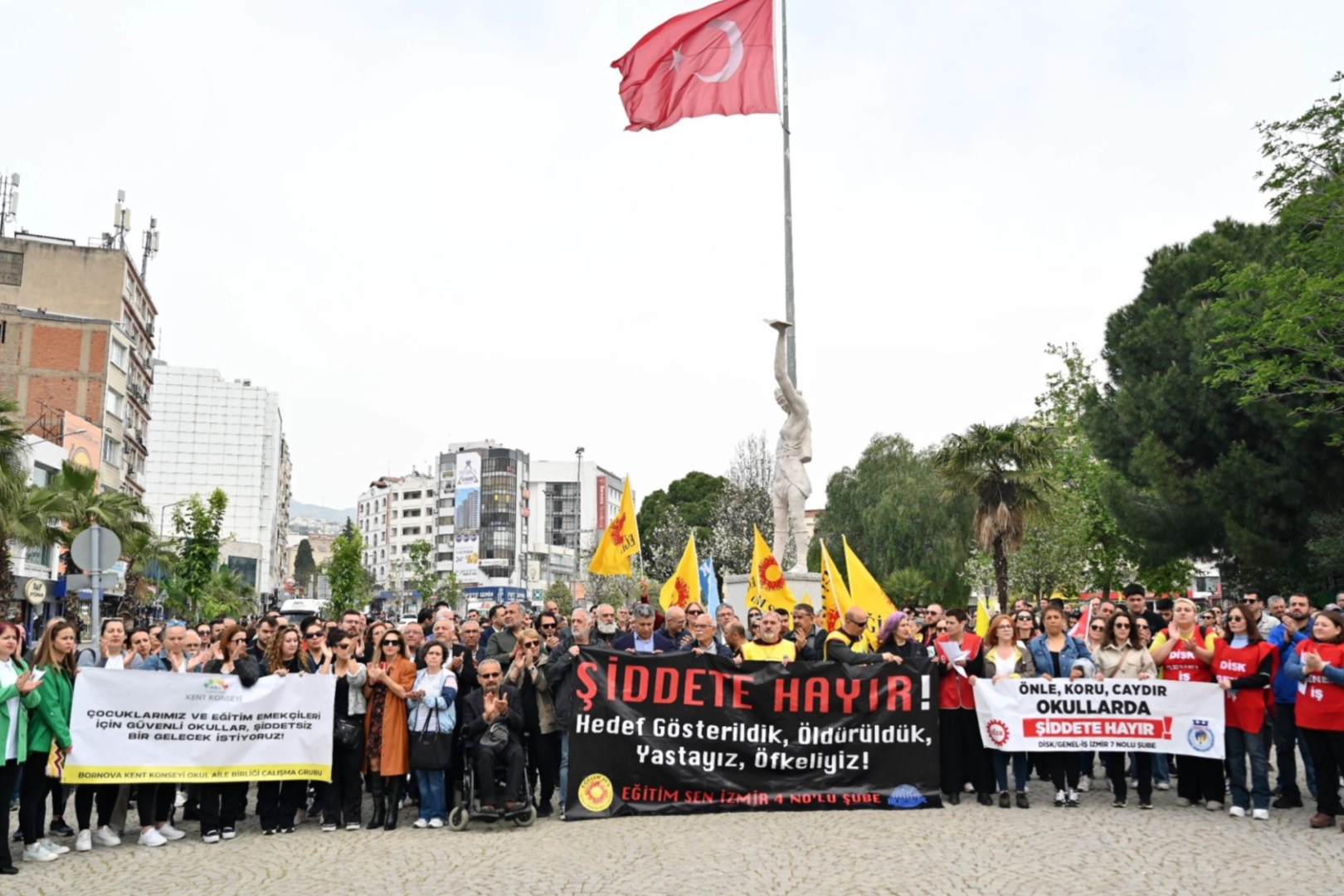 İzmir'de g&uuml;venli eğitim eylemi