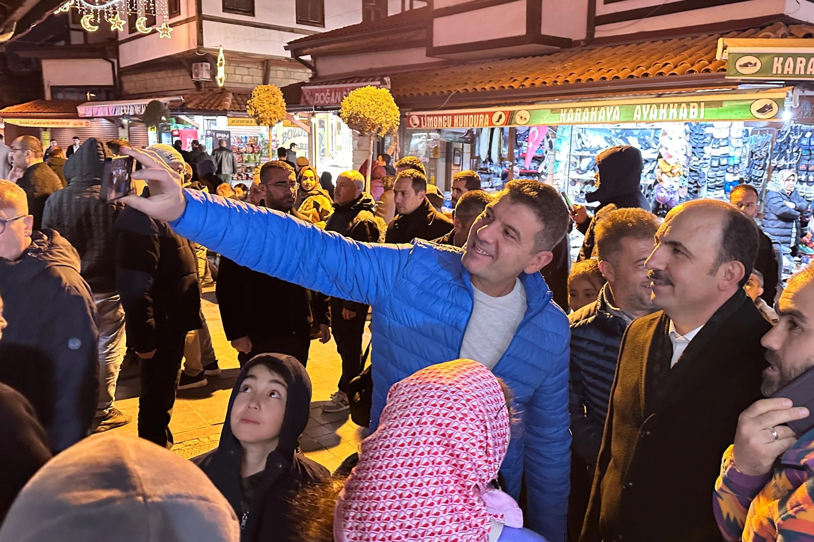 Konya'da son teravih sonrası &ccedil;arşıda vatandaşlarla buluştu