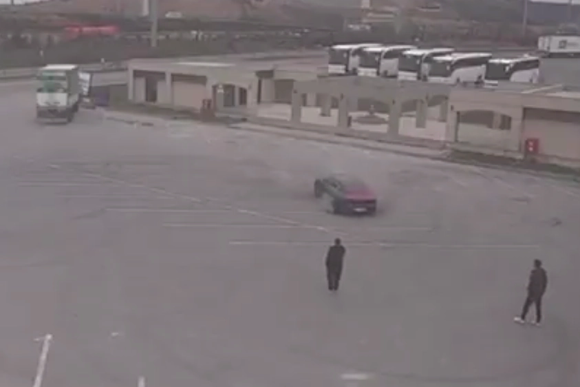 İstanbul&rsquo;da drift ter&ouml;r&uuml;! 2 s&uuml;r&uuml;c&uuml; yakalandı, ehliyetlerine el konuldu