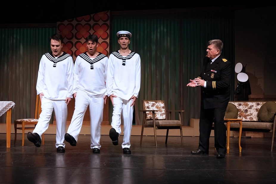 Kimlik karmaşası kahkahaya d&ouml;n&uuml;şt&uuml;... Bursa'da 'S&uuml;t Kardeşler' g&uuml;ld&uuml;rd&uuml;