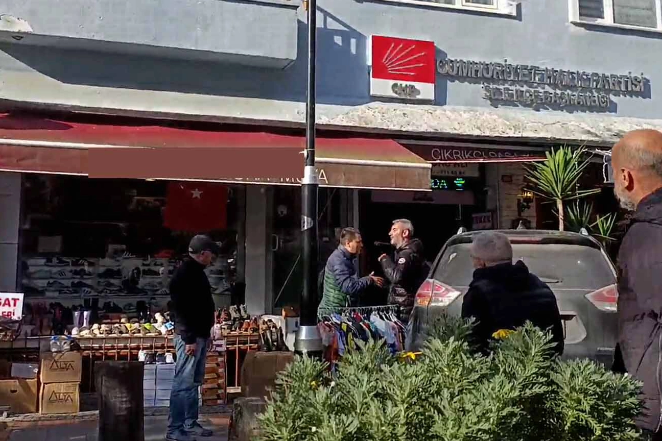 İstanbul Şile'de CHP &ouml;n&uuml;nde 'kızıma k&uuml;f&uuml;r ettiler' diye bağıran kişi g&ouml;zaltına alındı