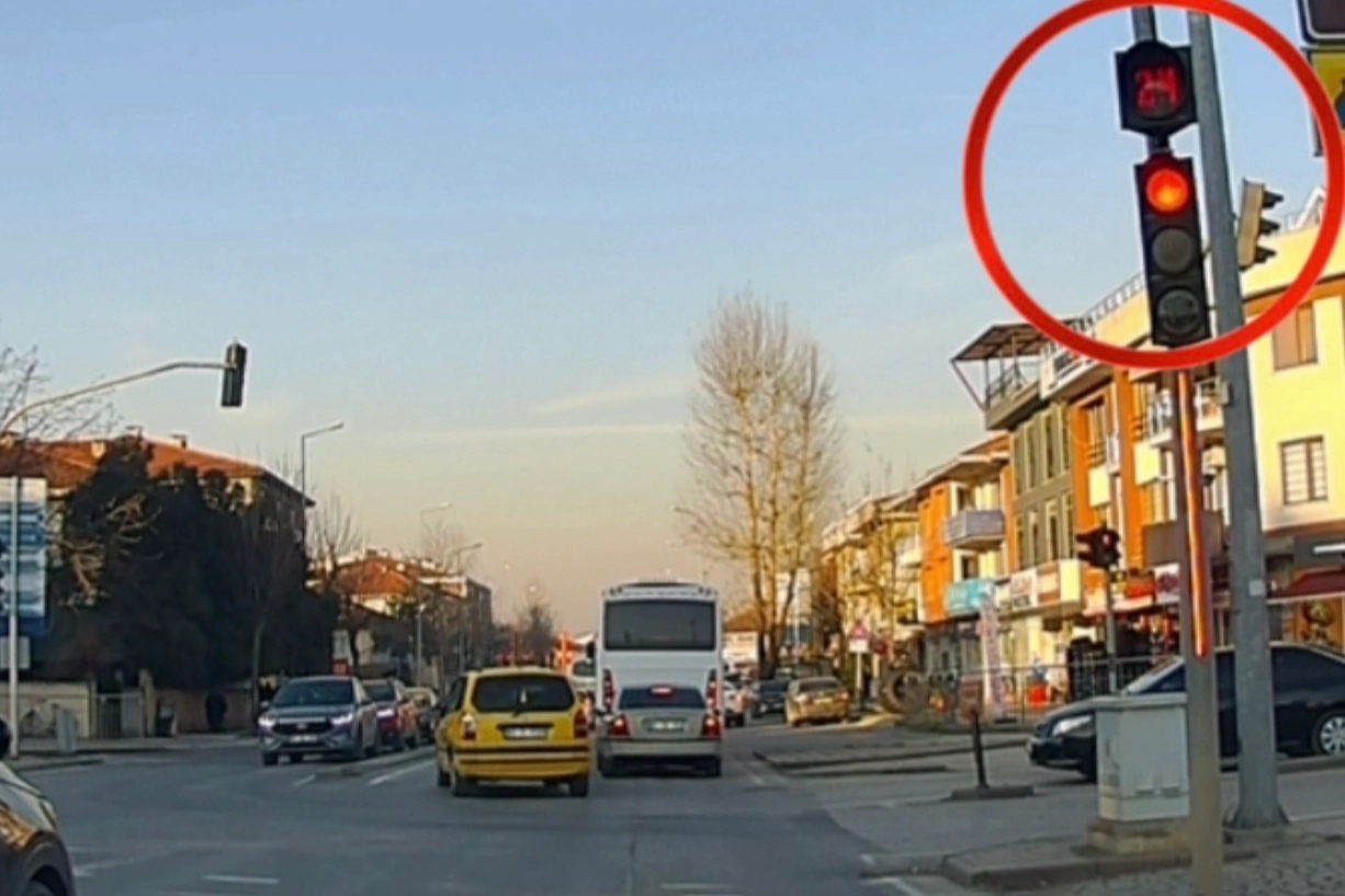 D&uuml;zce'de kırmızı ışık ihlali tepki &ccedil;ekti
