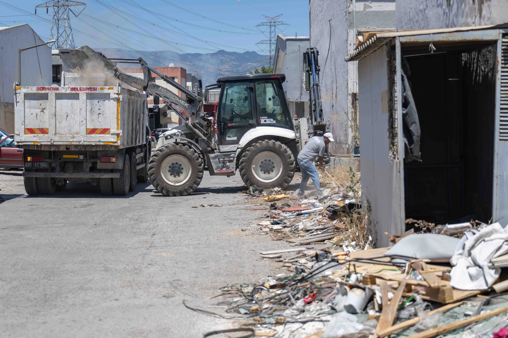 İzmir Bornova&rsquo;da ayakkabı atıkları geri d&ouml;n&uuml;ş&uuml;me kazandırılıyor