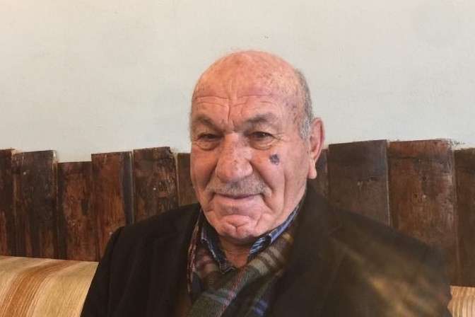 Çenesinde Mercedes amblemi olan adam, hediye otomobil istiyor!