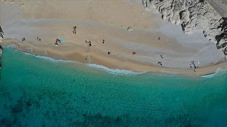 Antalya'da deniz ve güneş keyfi yaşanıyor