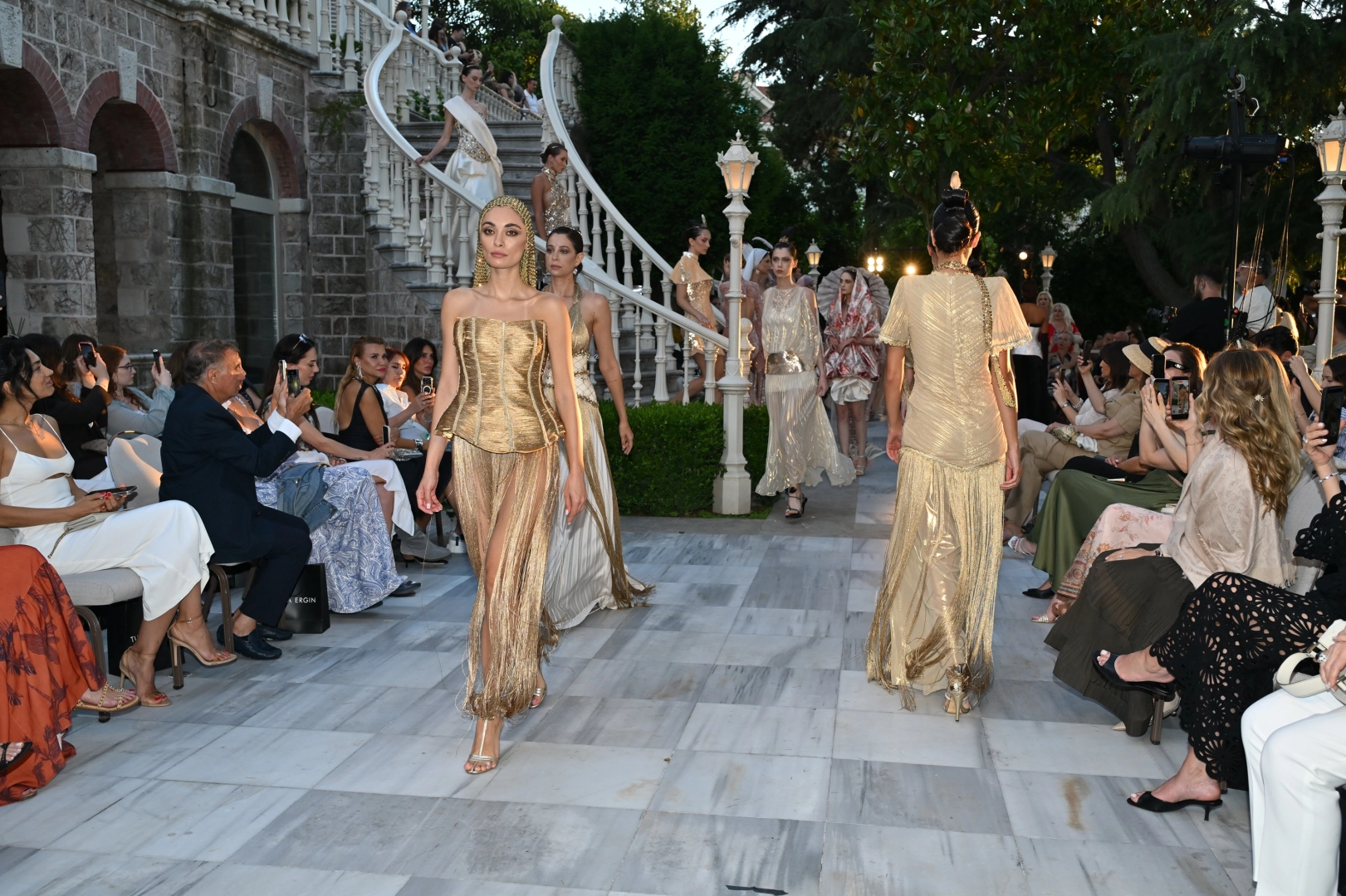 Tuba Ergin&rsquo;den B&uuml;y&uuml;kada&rsquo;da 'karbonsuz' defile!