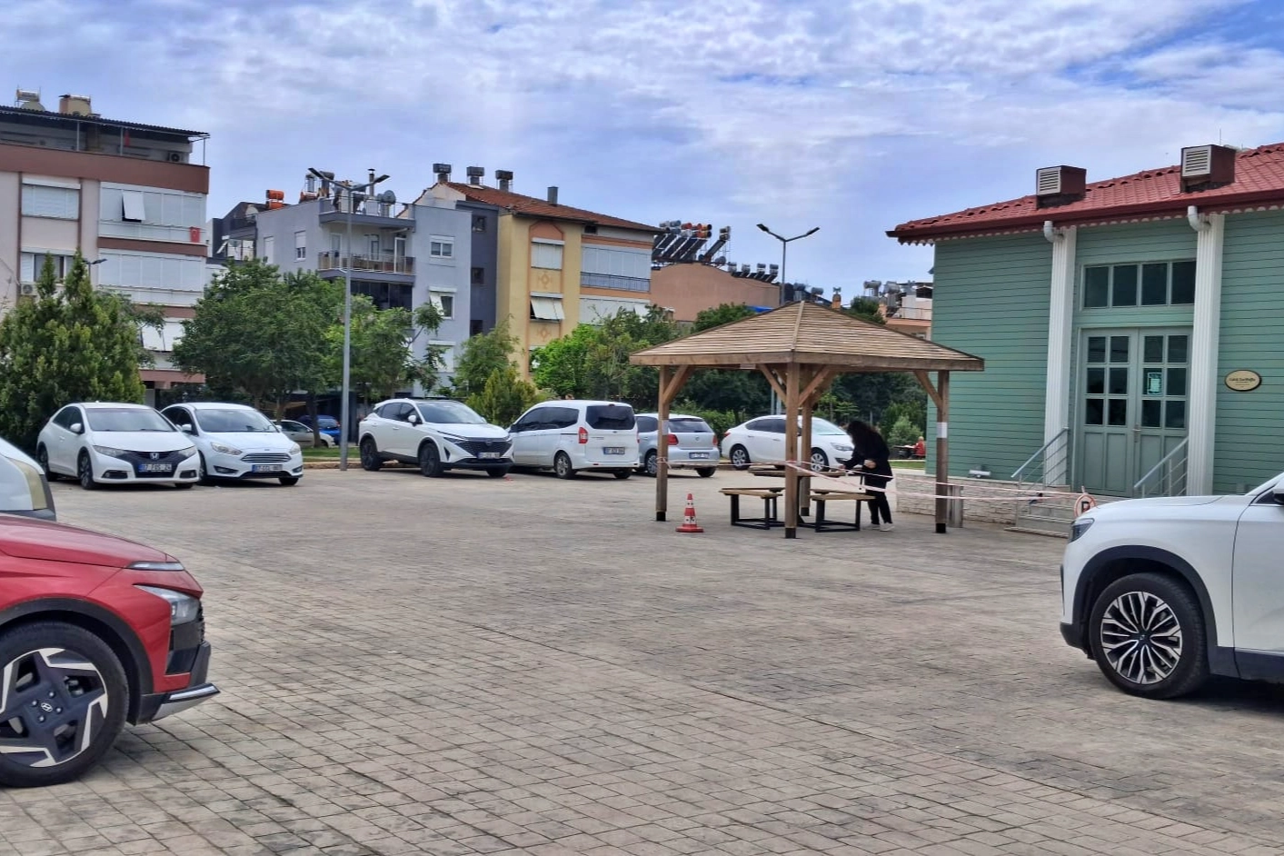 Kepez Cahit Zarifoğlu K&uuml;t&uuml;phane otoparkı akşamcı meskeni oldu
