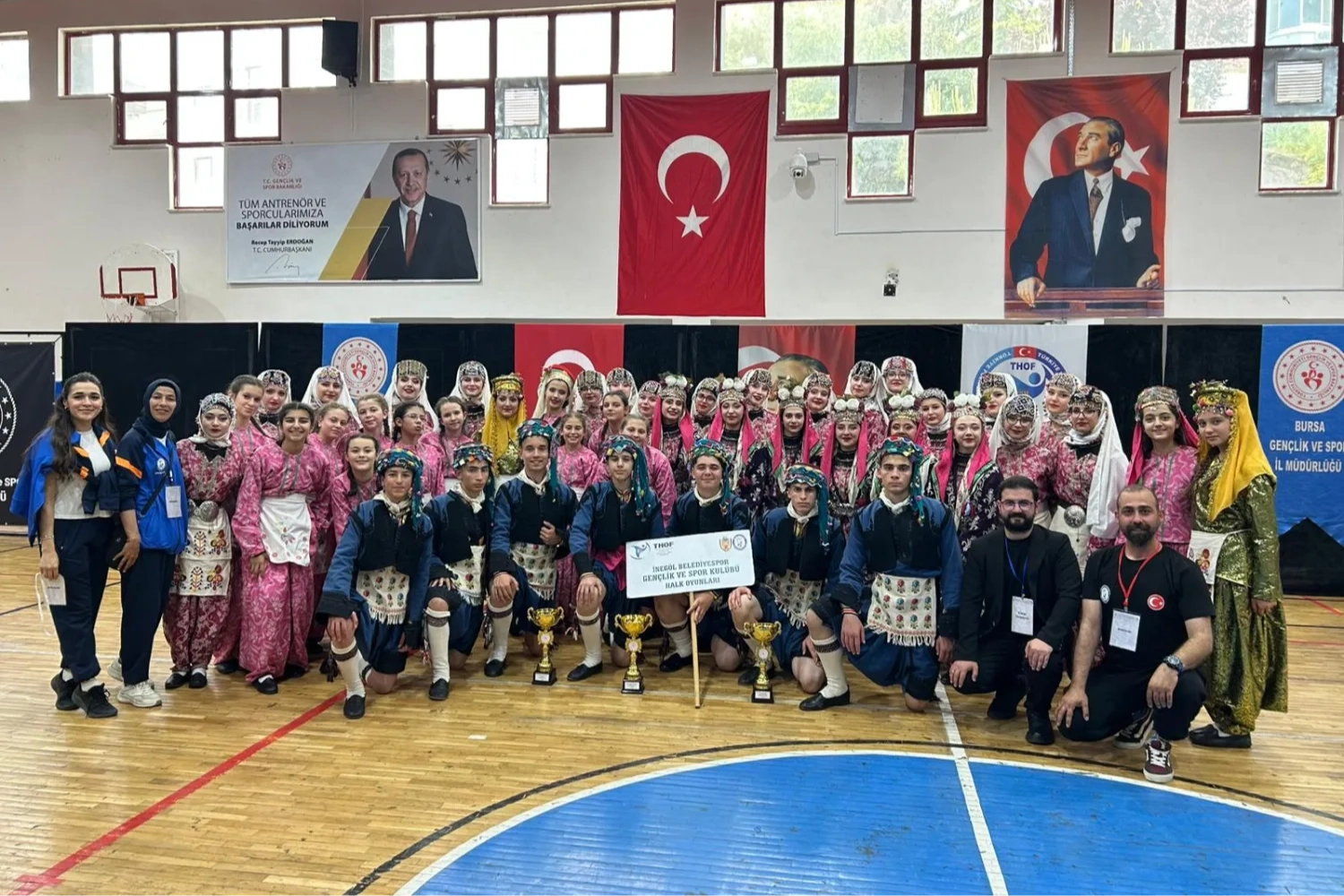 İneg&ouml;l Belediyesi Halk Dansları b&ouml;lge finallerinde 3&rsquo;te 3 yaptı