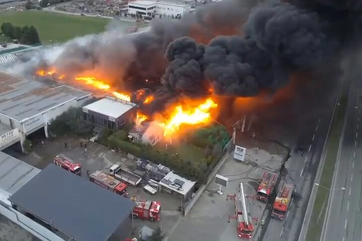 İstanbul B&uuml;y&uuml;k&ccedil;ekmece&rsquo;de fabrika yangını kontrol altında