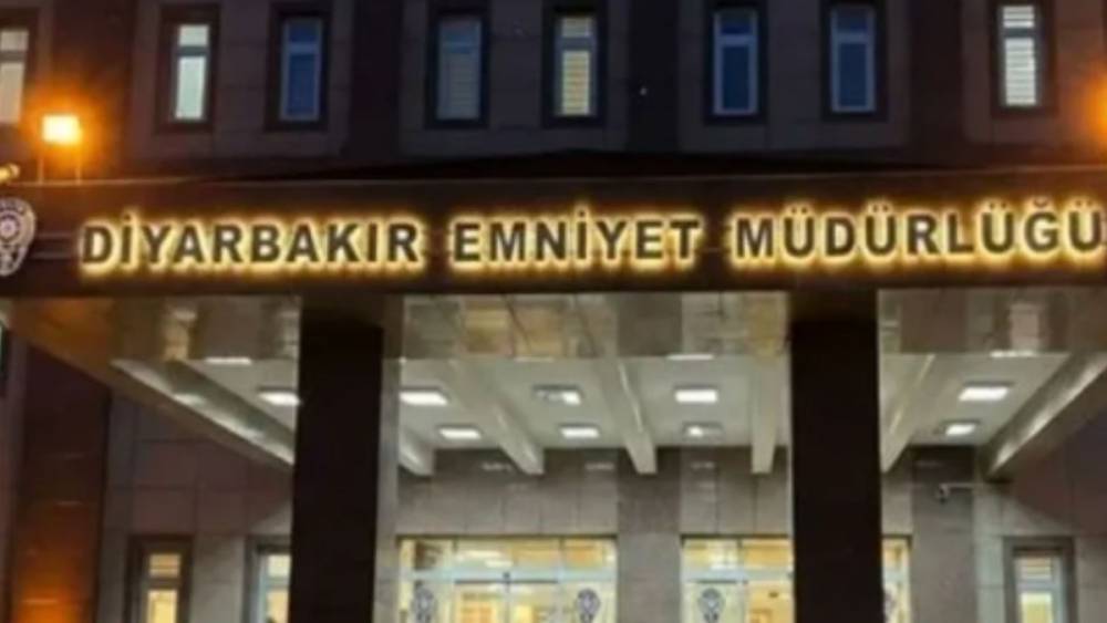 Diyarbakır Emniyet M&uuml;d&uuml;rl&uuml;ğ&uuml; binası &ouml;n&uuml;ne el yapımı patlayıcı atıldı 