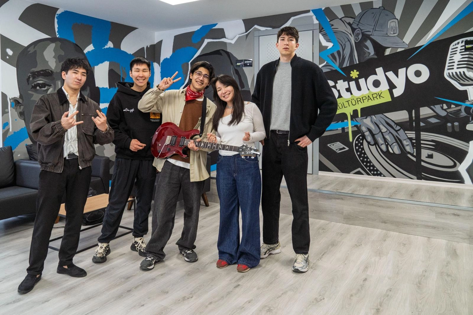 St&uuml;dyo K&uuml;lt&uuml;rpark kapılarını Kazakistanlı m&uuml;zik grubuna a&ccedil;tı