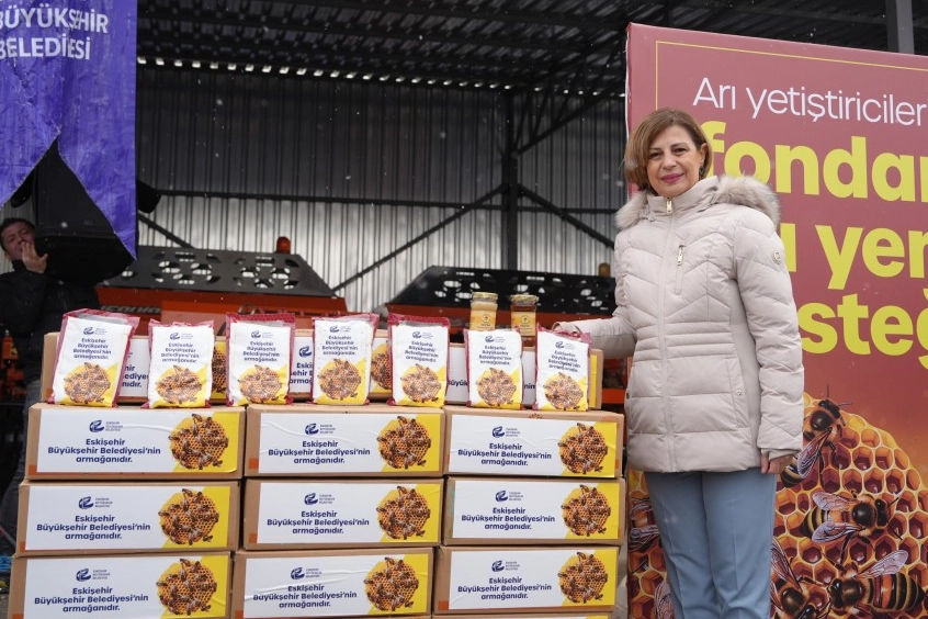 Eskişehir&rsquo;de arıcılara fondan arı yemi dağıtıldı