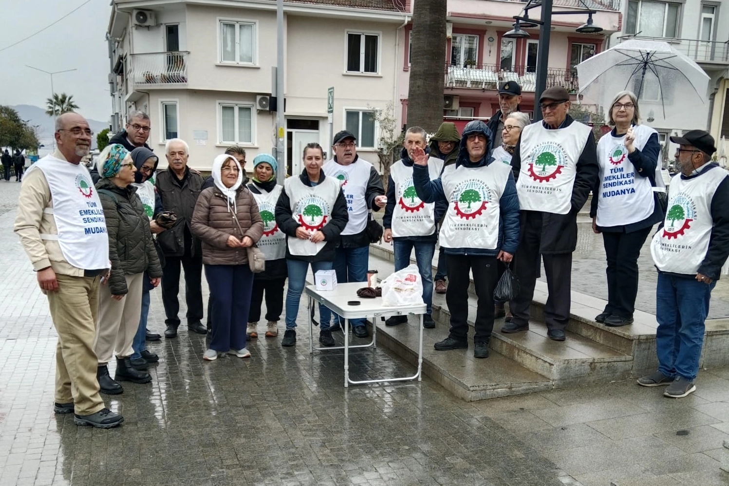 Mudanya'da emeklilerden 'seyyanen zam hemen' eylemi