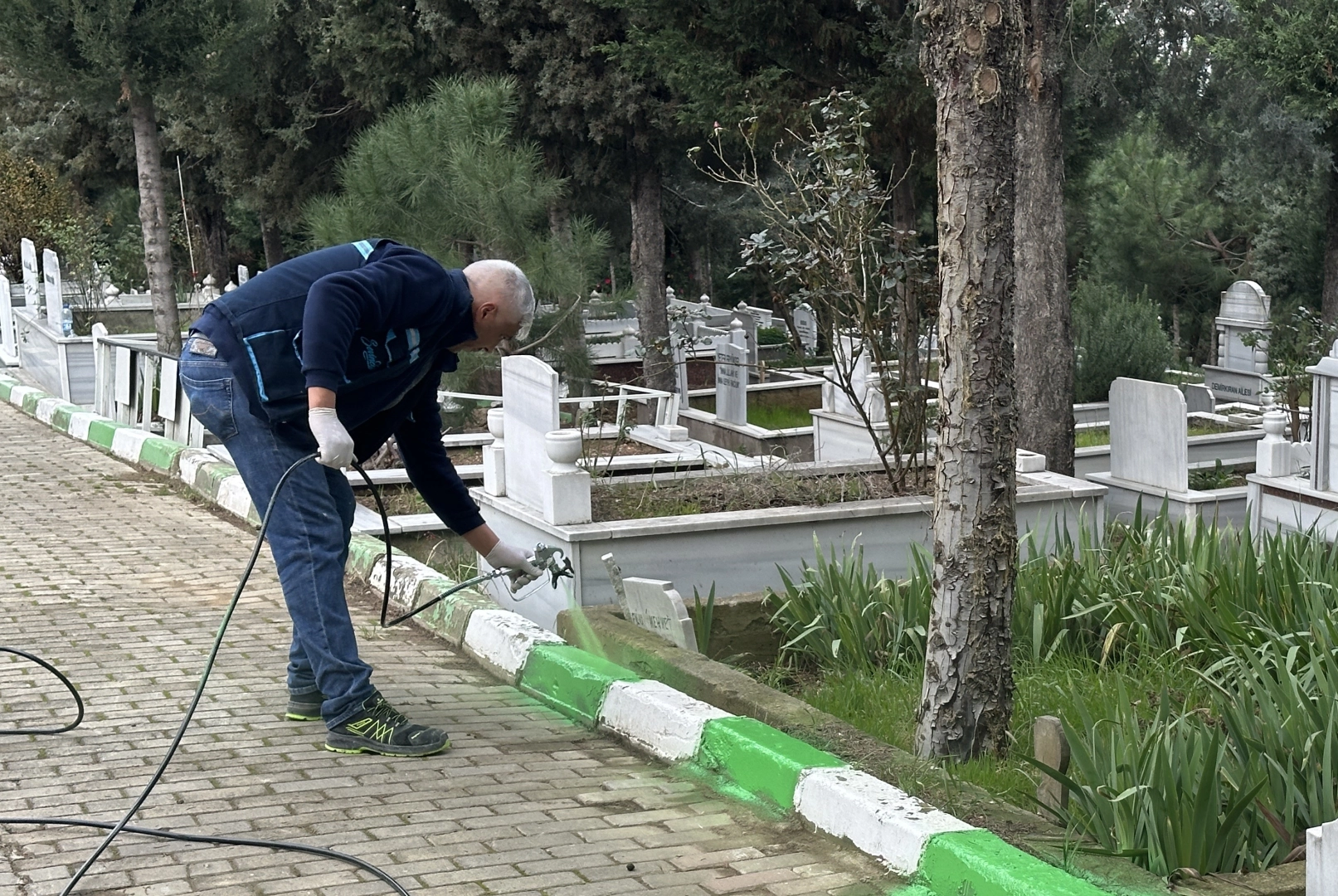 Kocaeli &Ccedil;ayırova&rsquo;da mezarlıklarda &ccedil;alışmalar s&uuml;r&uuml;yor