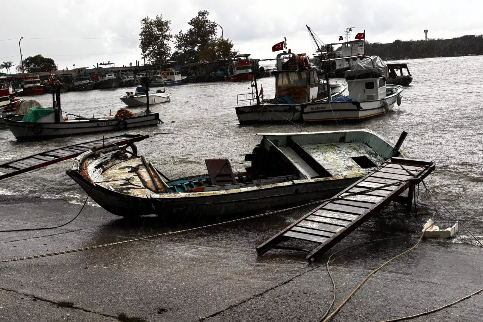 D&uuml;zce Ak&ccedil;akoca&rsquo;da fırtına 14 tekneye zarar verdi