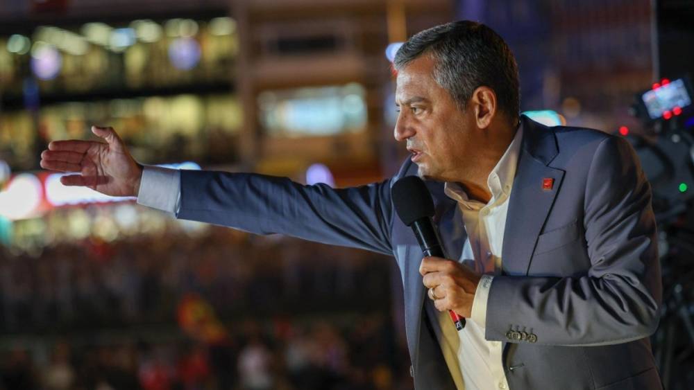 &Ouml;zg&uuml;r &Ouml;zel&rsquo;den komisyon a&ccedil;ıklaması: &lsquo;Suriye&rsquo;deki gelişmelerin ardından zamana yayan, harekete ge&ccedil;meyen bir pozisyon var&rsquo; 