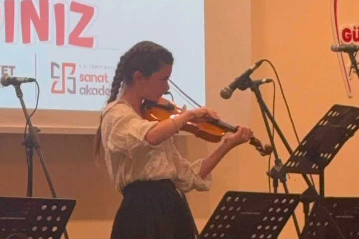 İzmit Belediyesi Sanat Akademisi &ouml;ğrencilerinden &ccedil;ifte başarı