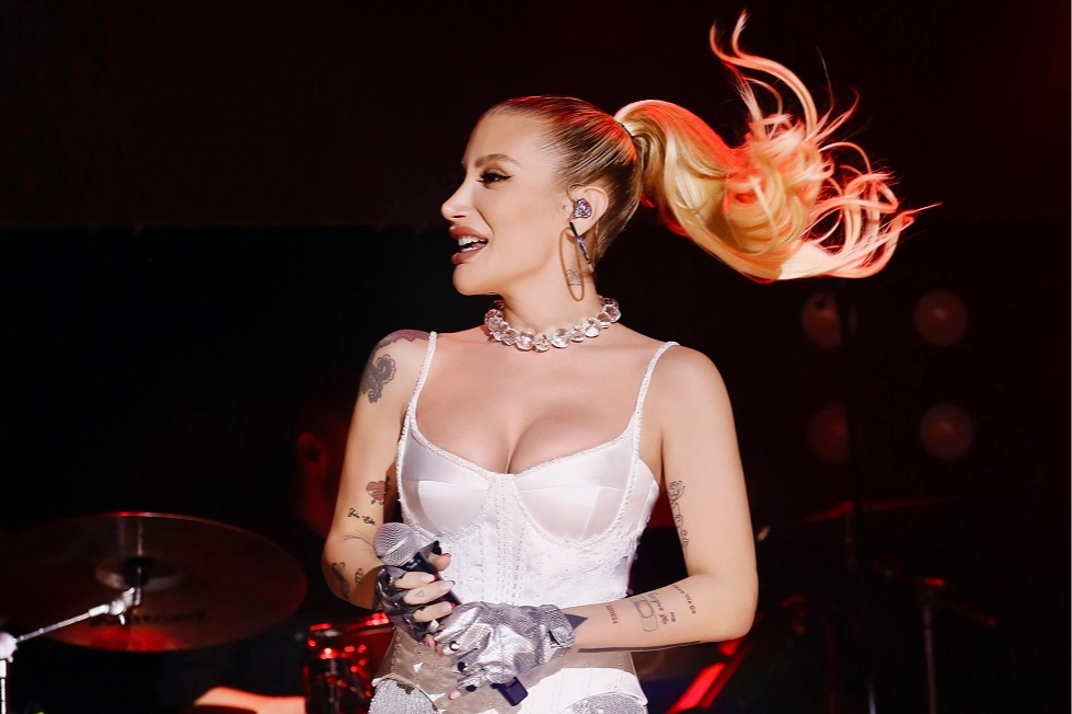 Sezen Aksu&rsquo;dan İrem Derici&rsquo;ye &ouml;zel şarkı