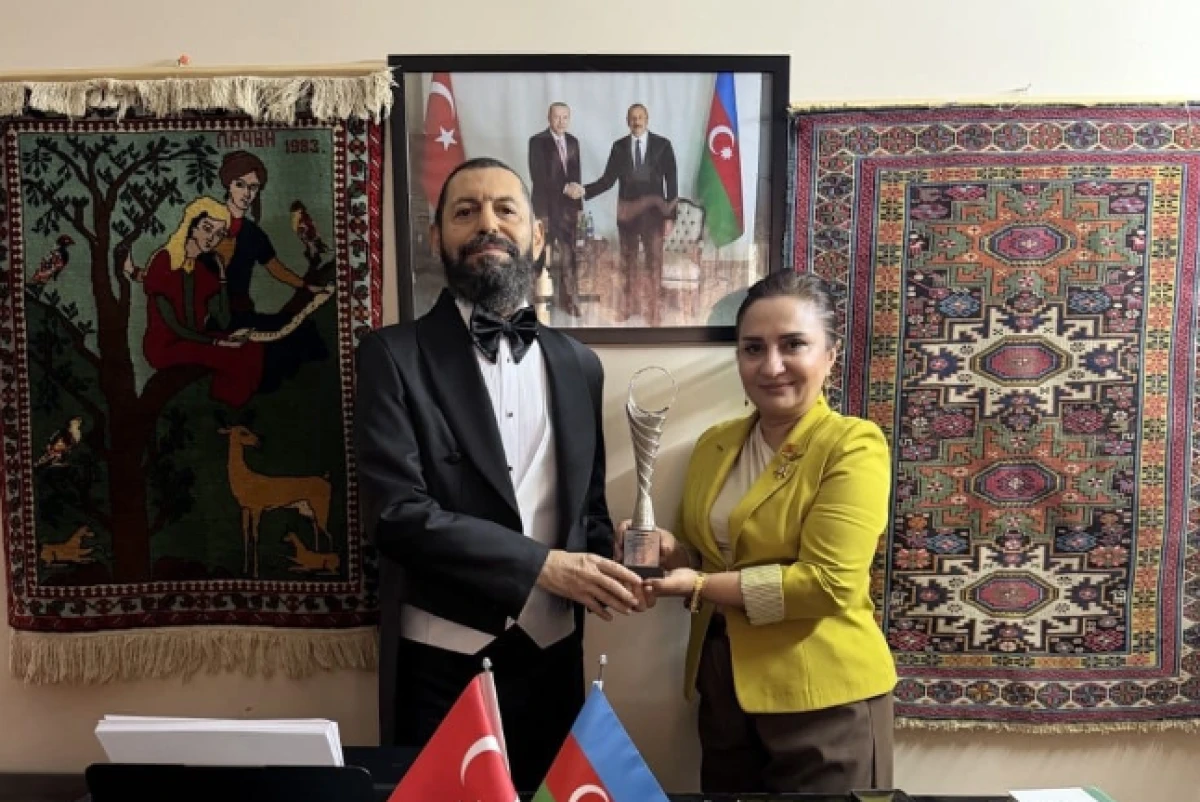 D&uuml;nyaca &Uuml;nl&uuml; Yazar Akif Manaf&rsquo;a Anlamlı &Ouml;d&uuml;l: &ldquo;Barış Sanatı &Ouml;d&uuml;l&uuml;&rdquo;