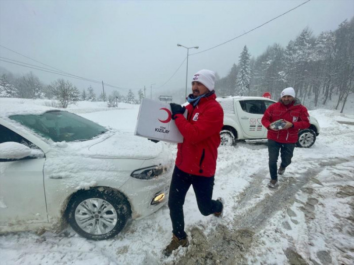 Türk Kızılaydan yoğun kar yağışı nedeniyle yolda kalanlara yiyecek ikramı